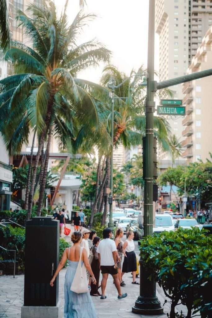 people walking around on a busy street in honolulu hawaii