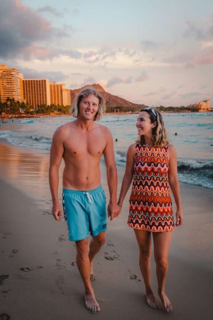couple walking along the beach in honolulu - 1 week oahu itinerary